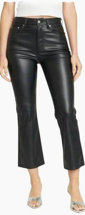 Daze Shy Girl in Cinematic